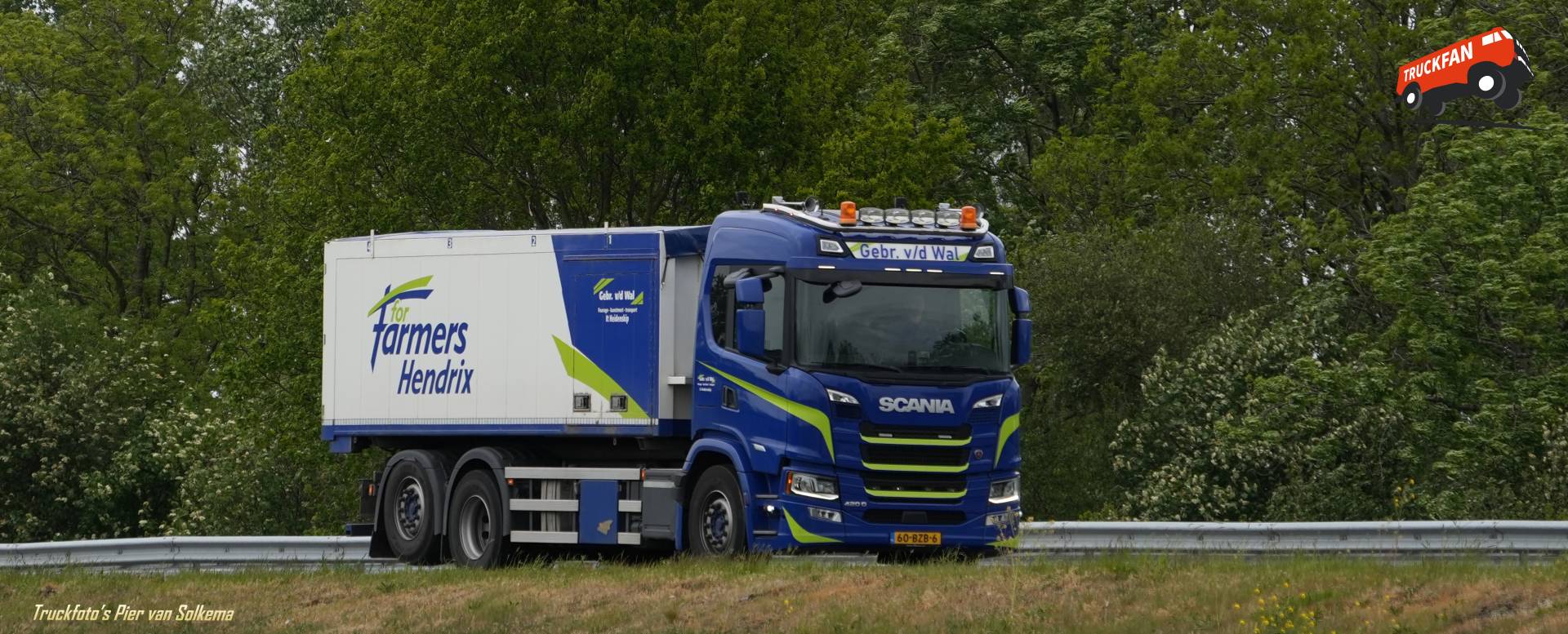 Scania 420G platte bakwagen op de A7 bij Sneek