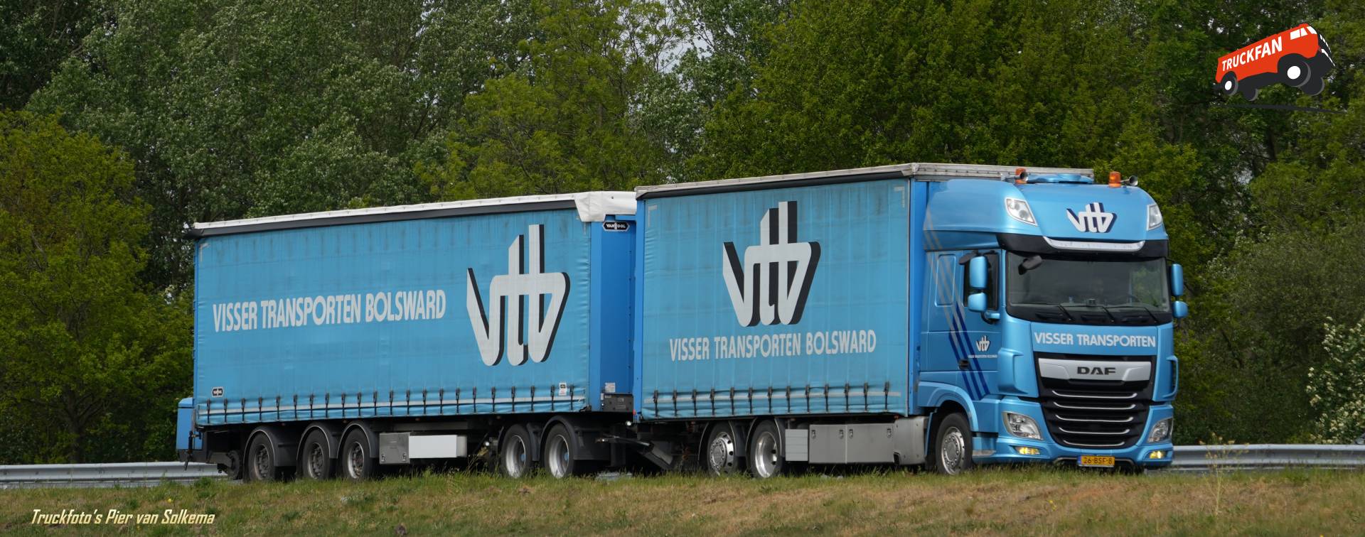 DAF XF Tautliner truck op de A7 bij Sneek