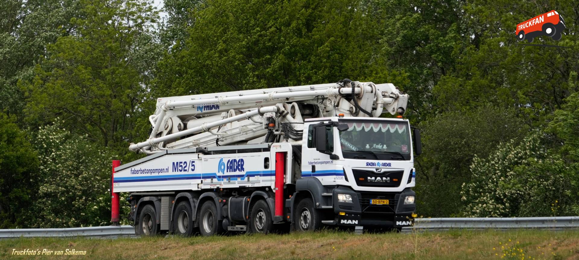 MAN TGS betonpomp truck op A7 Sneek