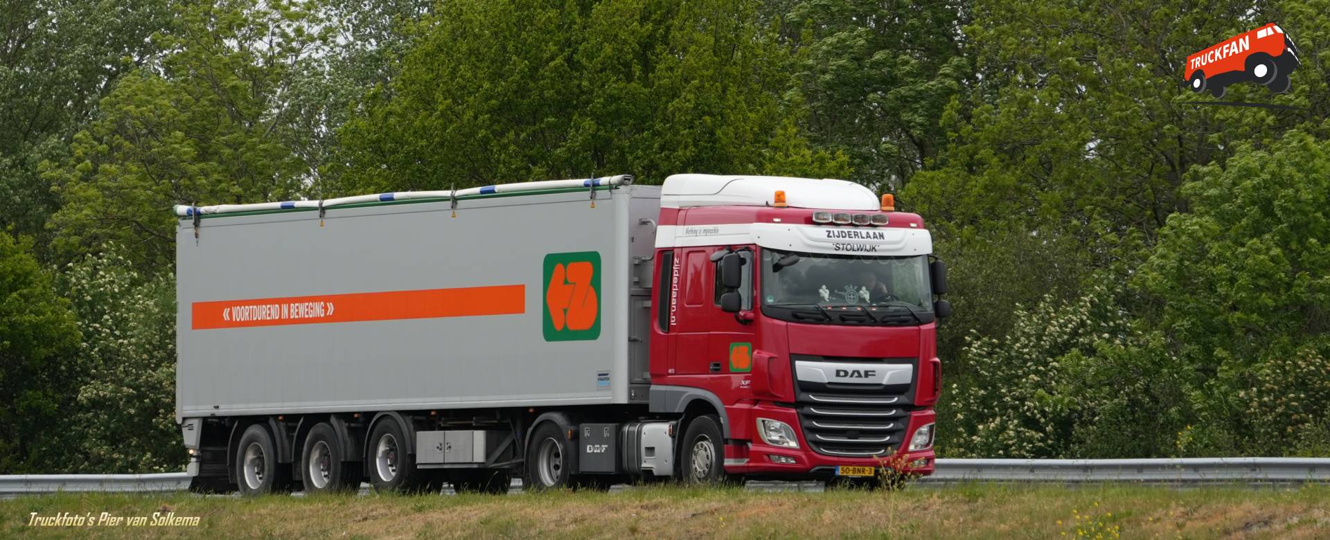 DAF XF vrachtwagen met gesloten opbouw
