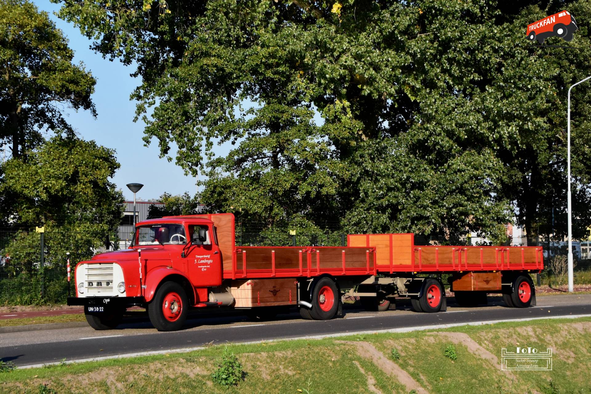 Een DAF A13DA413 van Transportbedrijf Jan Lambregts uit Zevenbergschenhoek, bouwjaar 1964, kenteken UN-38-22, met DAF aanhangwagen.
