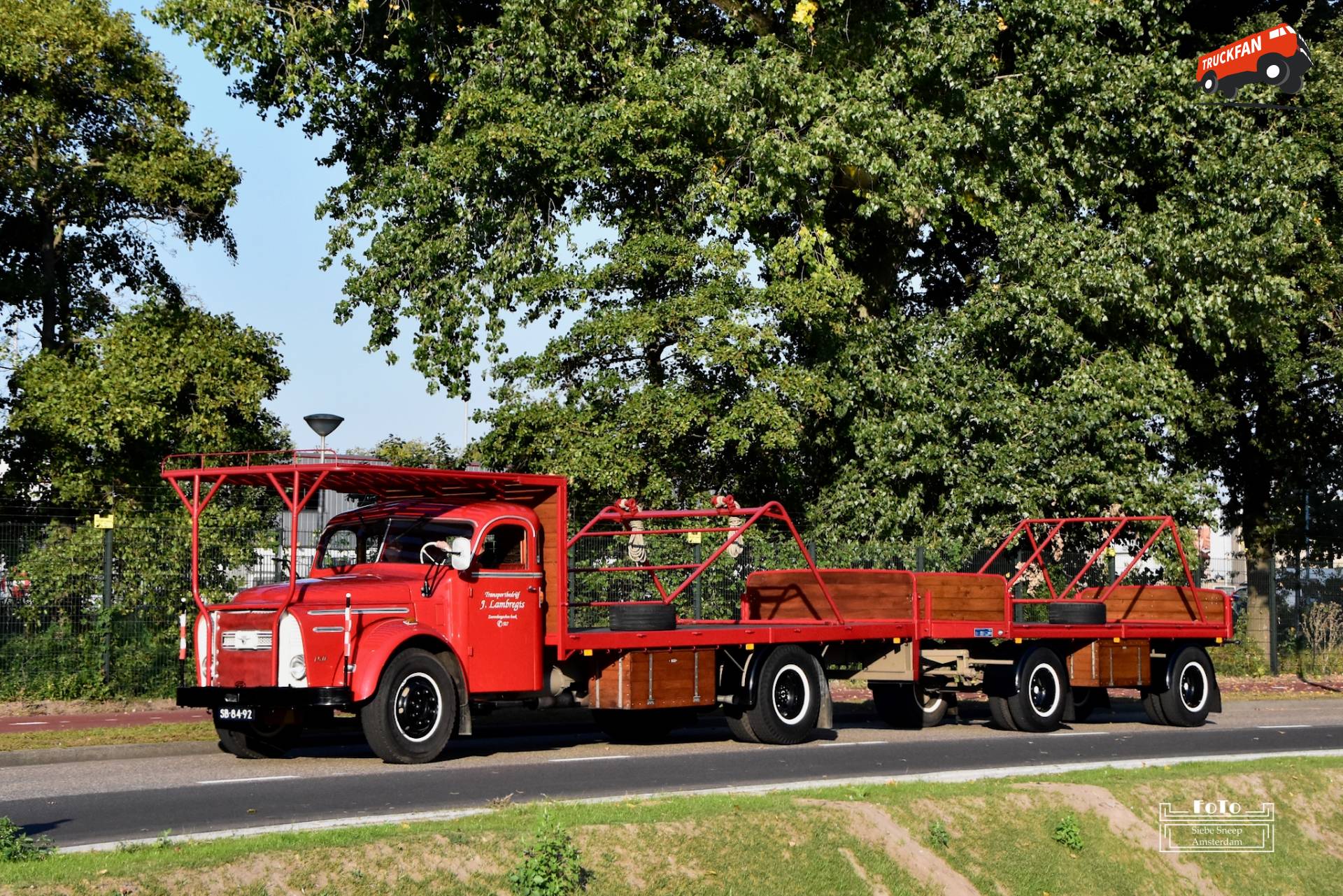 Een DAF A15D516 van Transportbedrijf Jan Lambregts uit Zevenbergschenhoek, bouwjaar 1957, kenteken SB-84-92, met DAF aanhangwagen. De wagenmakerscabine is gemaakt door carrosseriebedrijf A.L. Koster uit Oud-Sabbinge (Wolphaartsdijk). Deze combinatie is ingericht voor het transport van hooi.