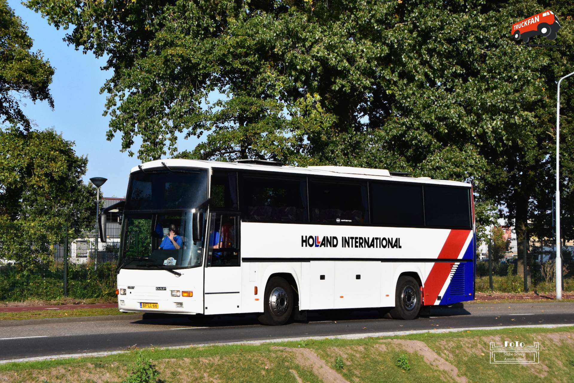 Een DAF SB2750RS470 met een carrosserie van Smit uit Joure, type Orion Antares, van A. & L. Thijssen uit Grashoek, bouwjaar 1997, kenteken BF-LL-66.