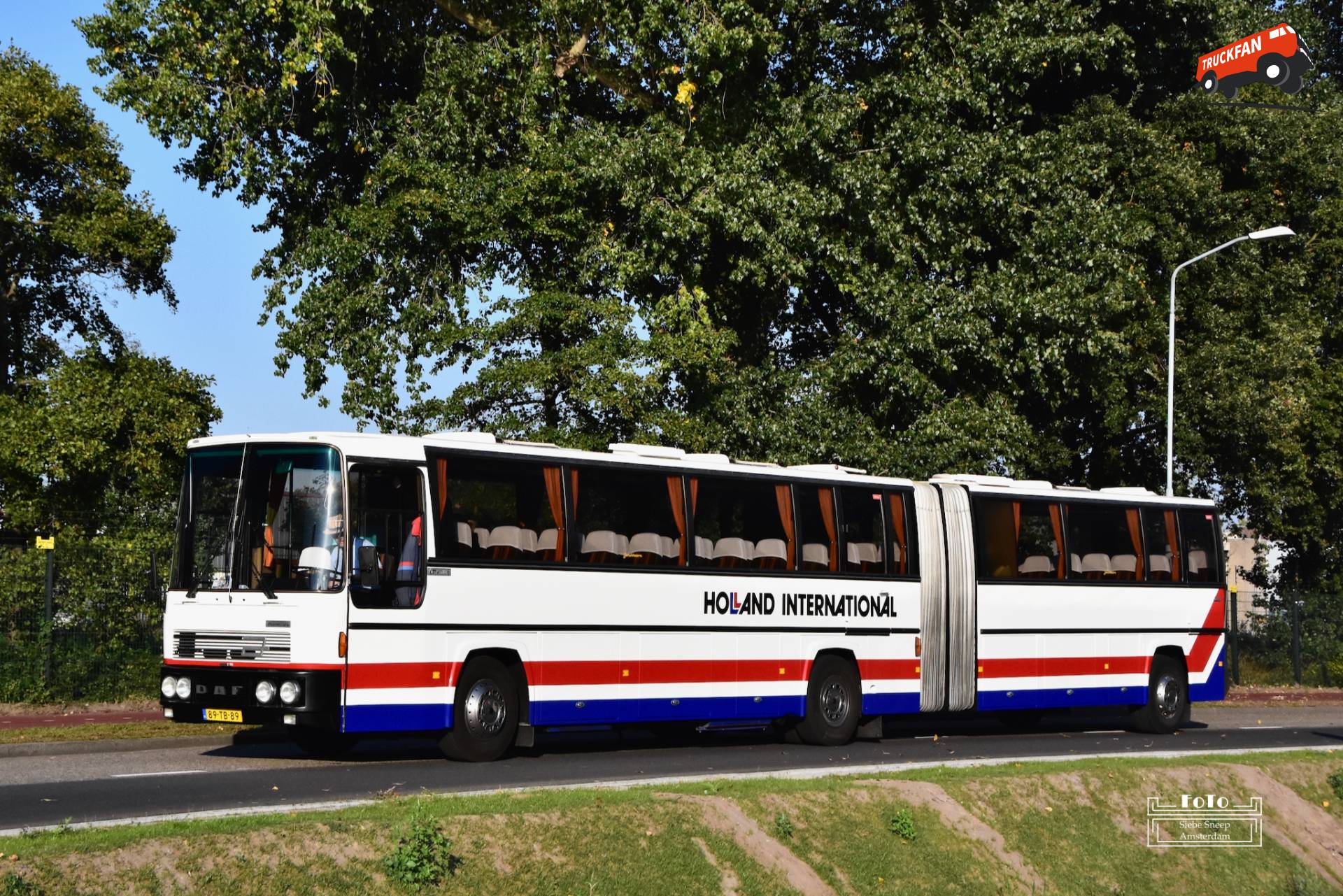 Een DAF MBG205DKTL575CL gelede bus met Jonckheere carrosserie, type Bermuda, van A. & L. Thijssen uit Grashoek, bouwjaar 1980, kenteken 89-TB-89, met Schenk aanhanger.