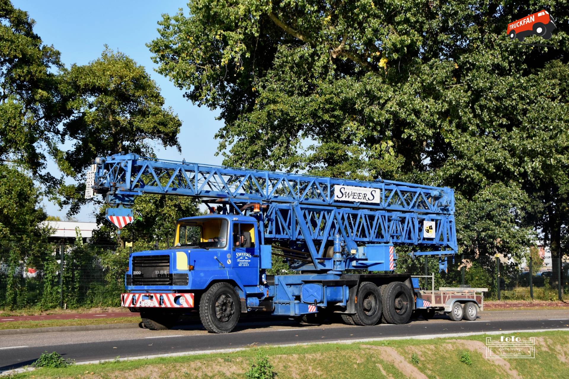 Een DAF NAT2800 van Sweers Bouwkranen uit Willebroek (B), wagenparknummer 7, bouwjaar 1982, kenteken O-AHQ-279, met 2-assig aanhangwagentje.