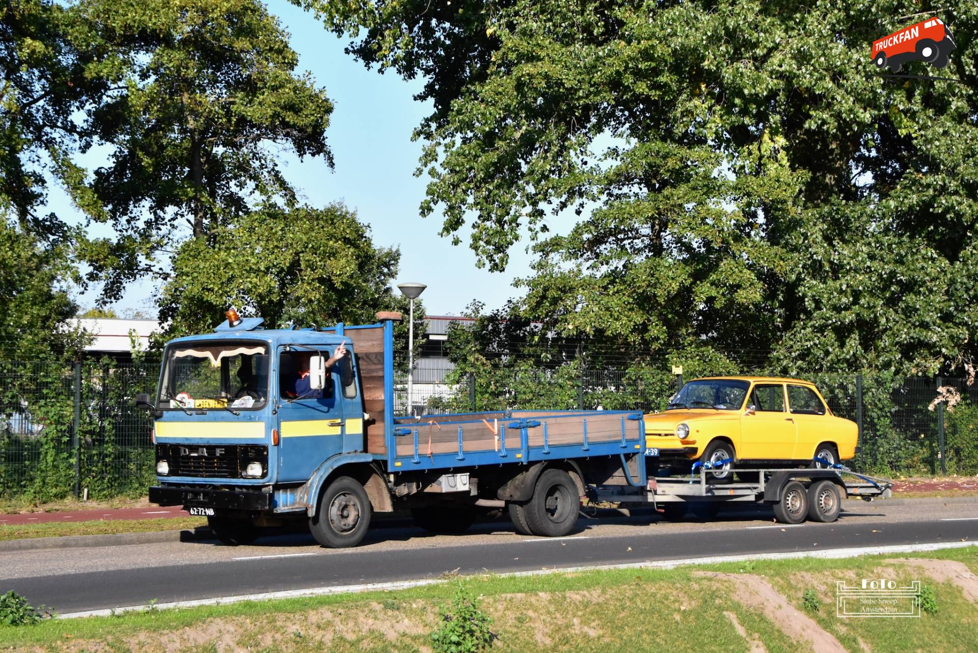 Een DAF FA900DD325 van Benjamin Fekkes uit Groningen, bouwjaar 1976, kenteken 62-72-NB, met een 2-assig aanhangwagentje beladen met een DAF 46, eveneens uit 1976, kenteken 62-NM-39.