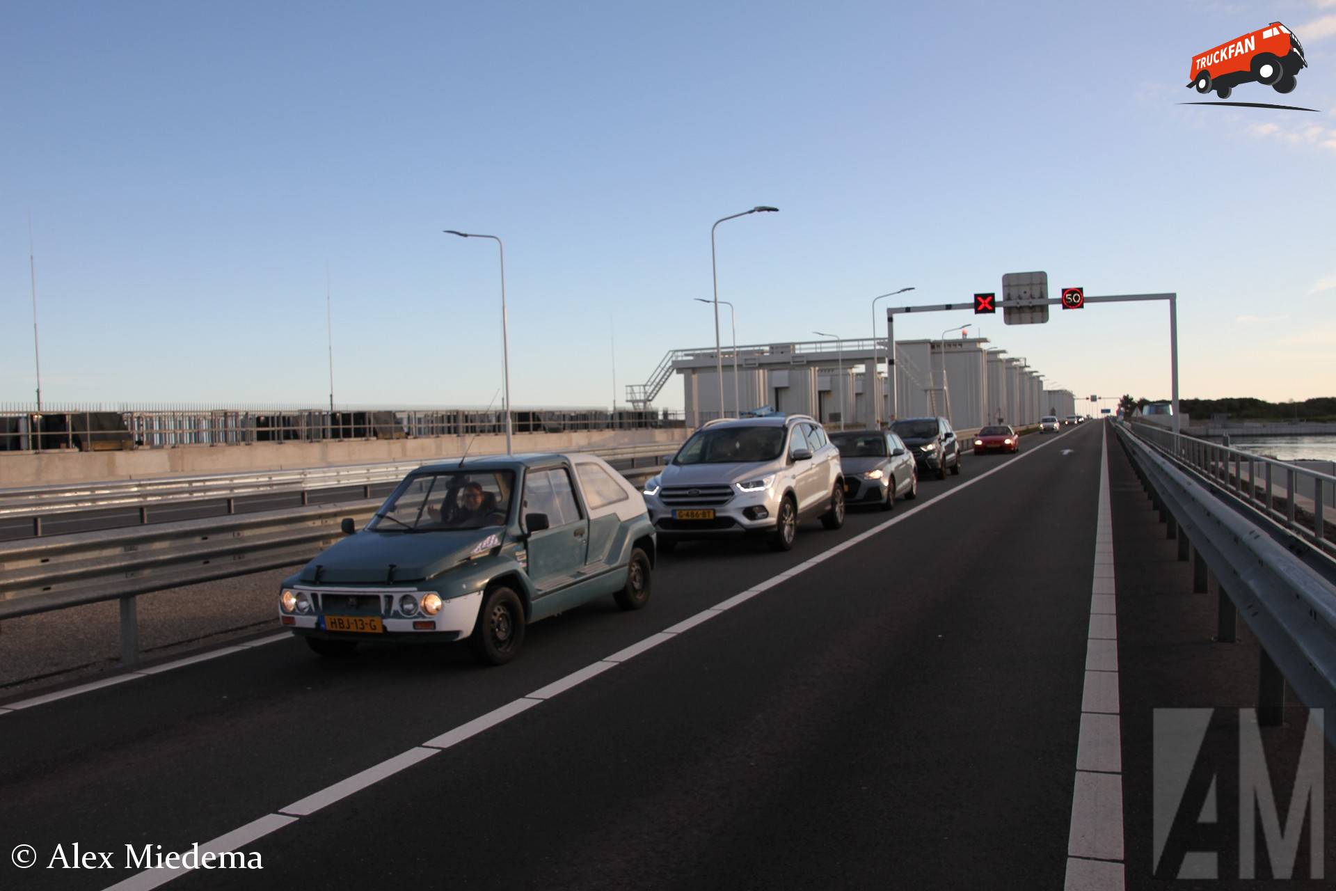 Wachten voor de open brug op het eind van de Afsluitdijk
