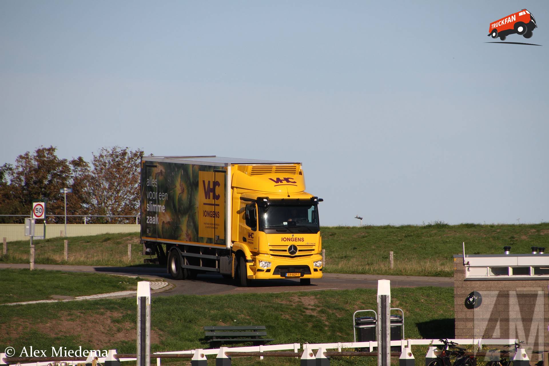 Mercedes-Benz Actros MP5 bij haven Oudeschild