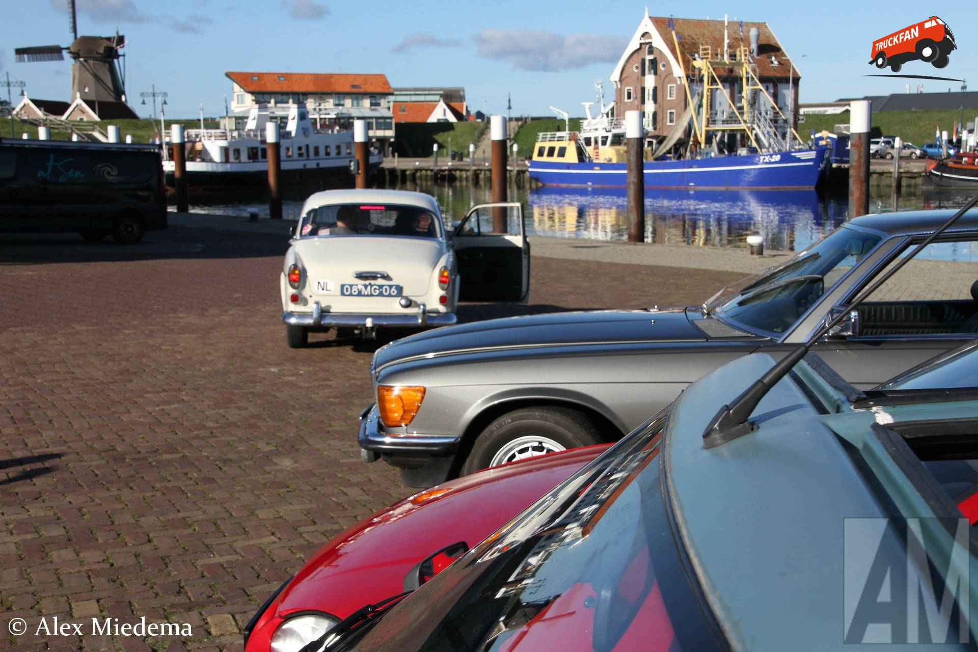 Mercedes-Benz 500SLC en andere auto's in haven Oudeschild