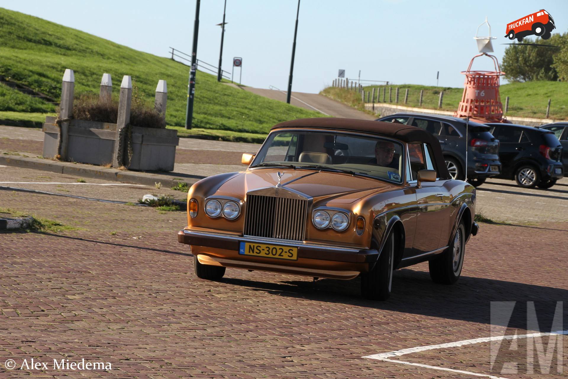 Rolls-Royce Corniche II uit 1986 in haven Oudeschild