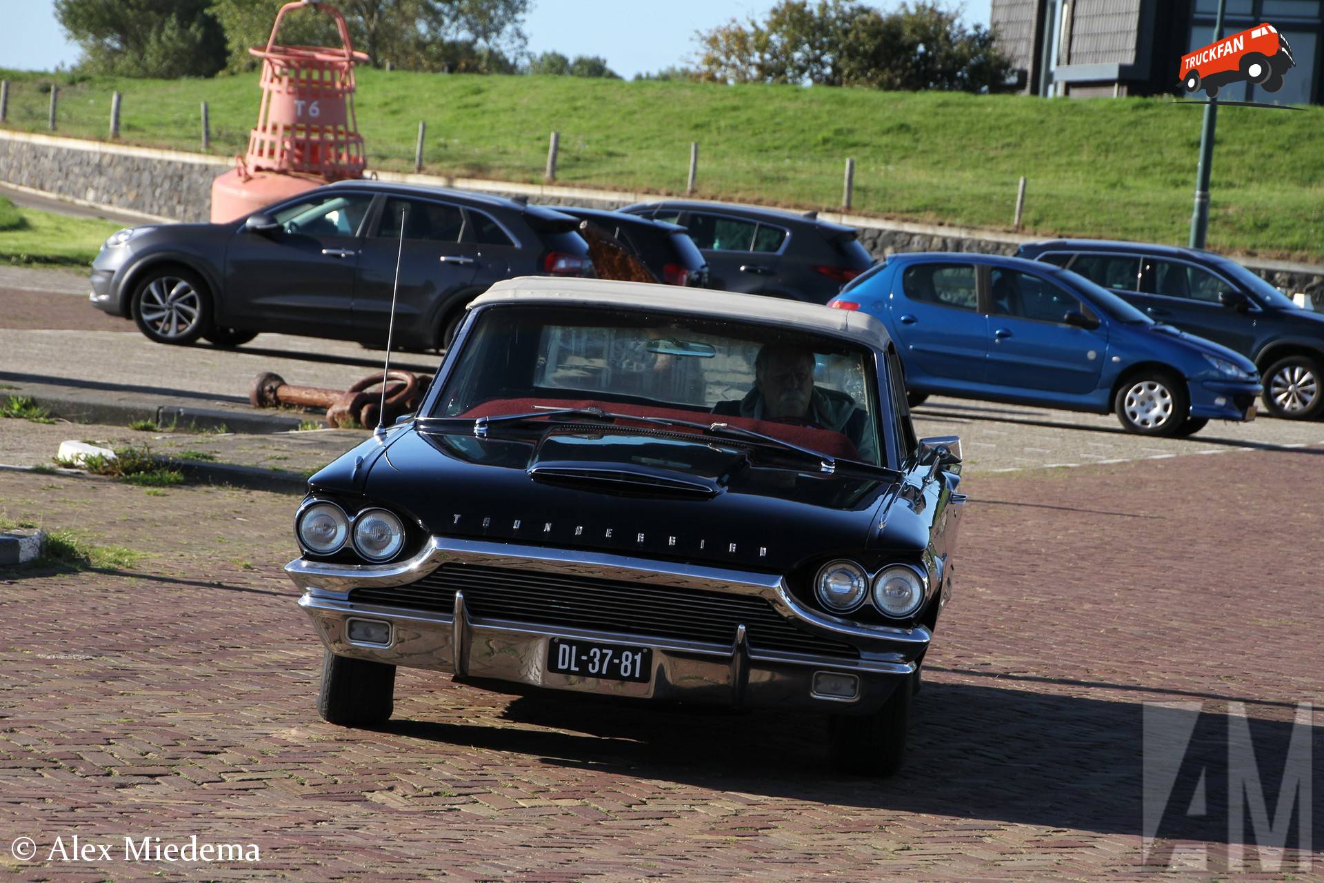 Ford Thunderbird 1964 bij Meet and Greet Oldtimers Texel