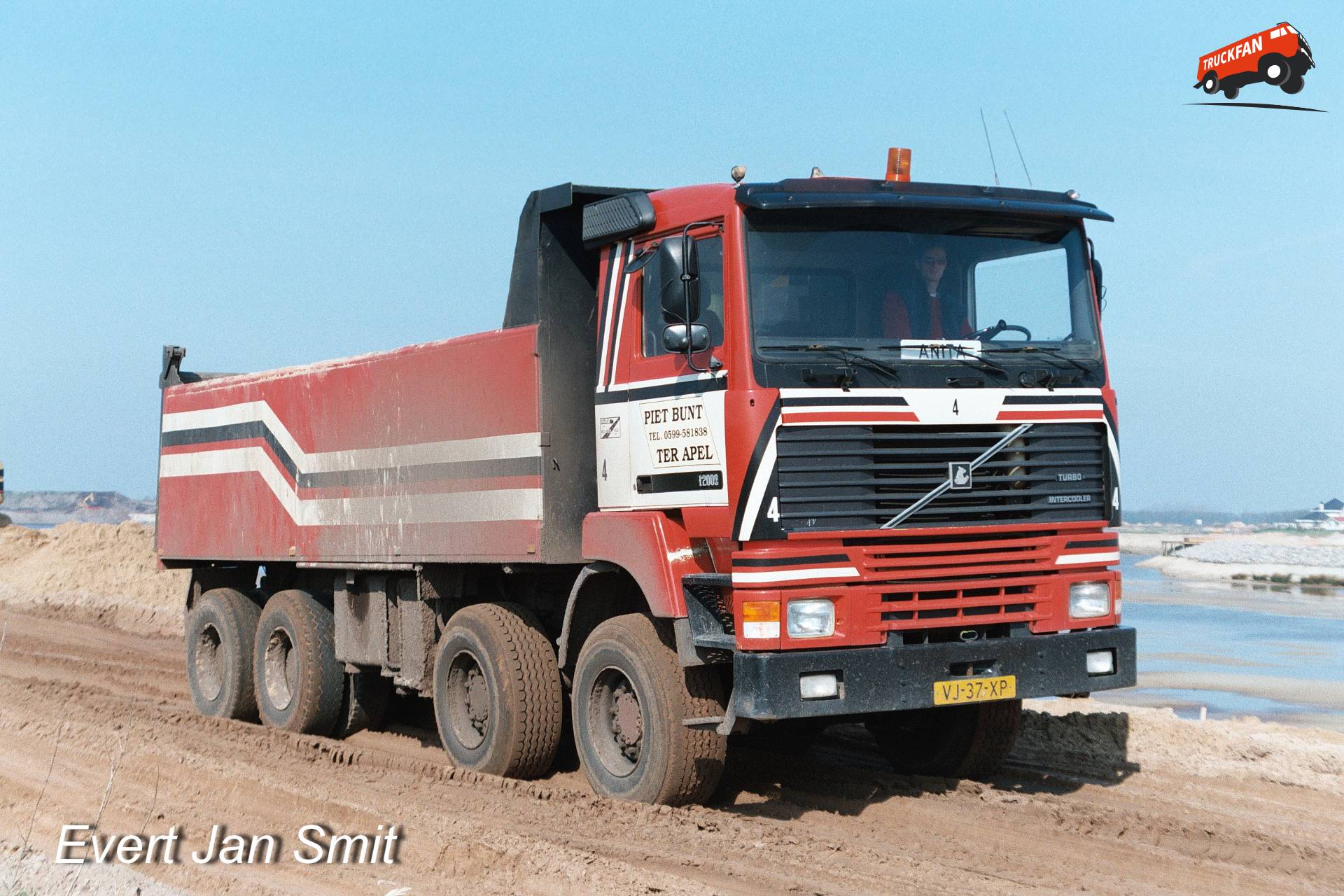 Terberg F2000 vrachtwagen in zandput