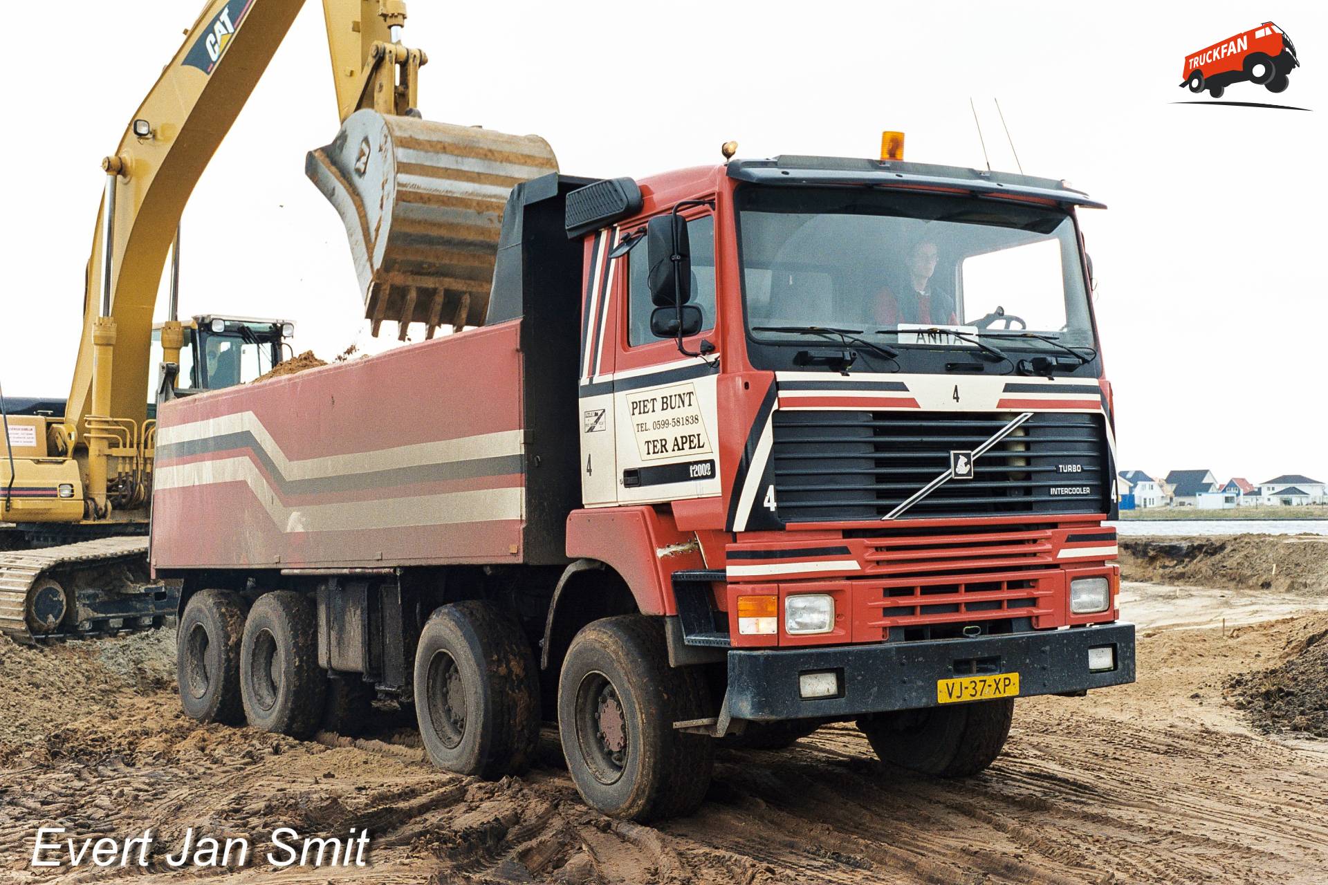 Auto 4 van Piet Bunt en Caterpillar graafmachine