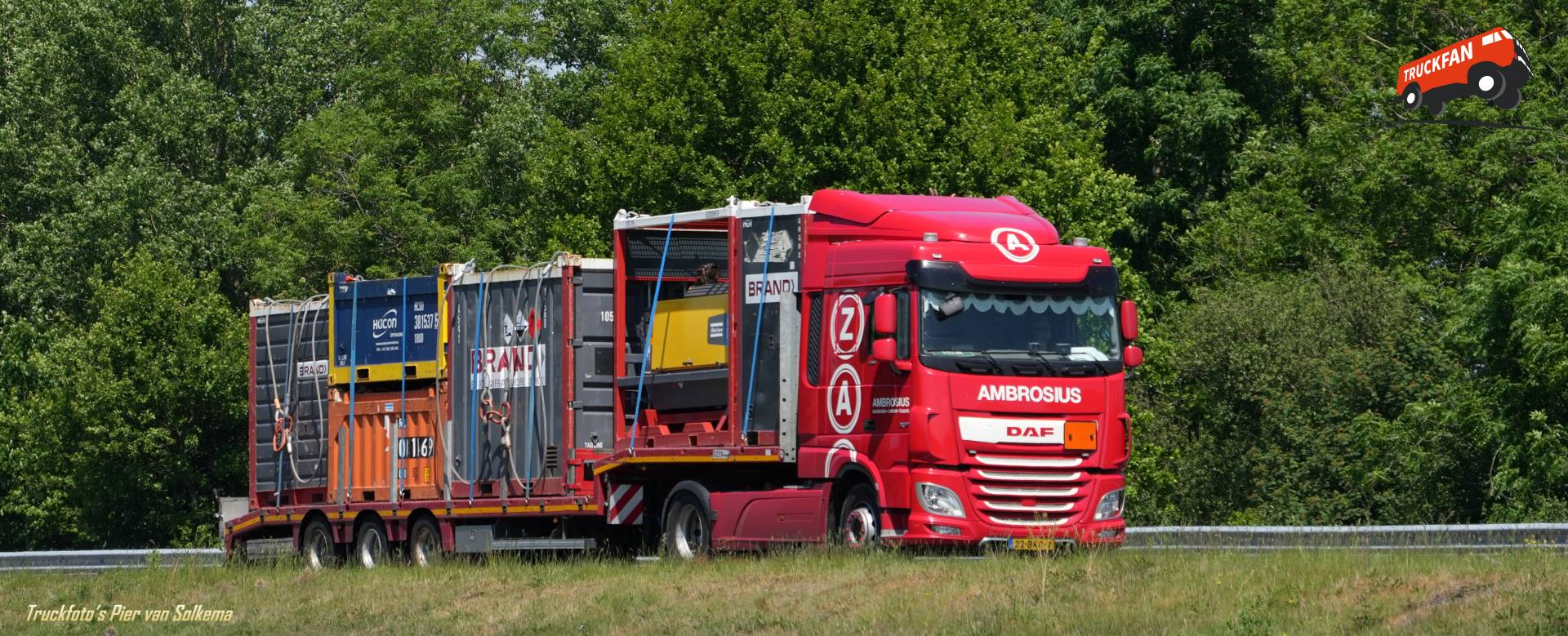 DAF XF vrachtwagen met open laadbak