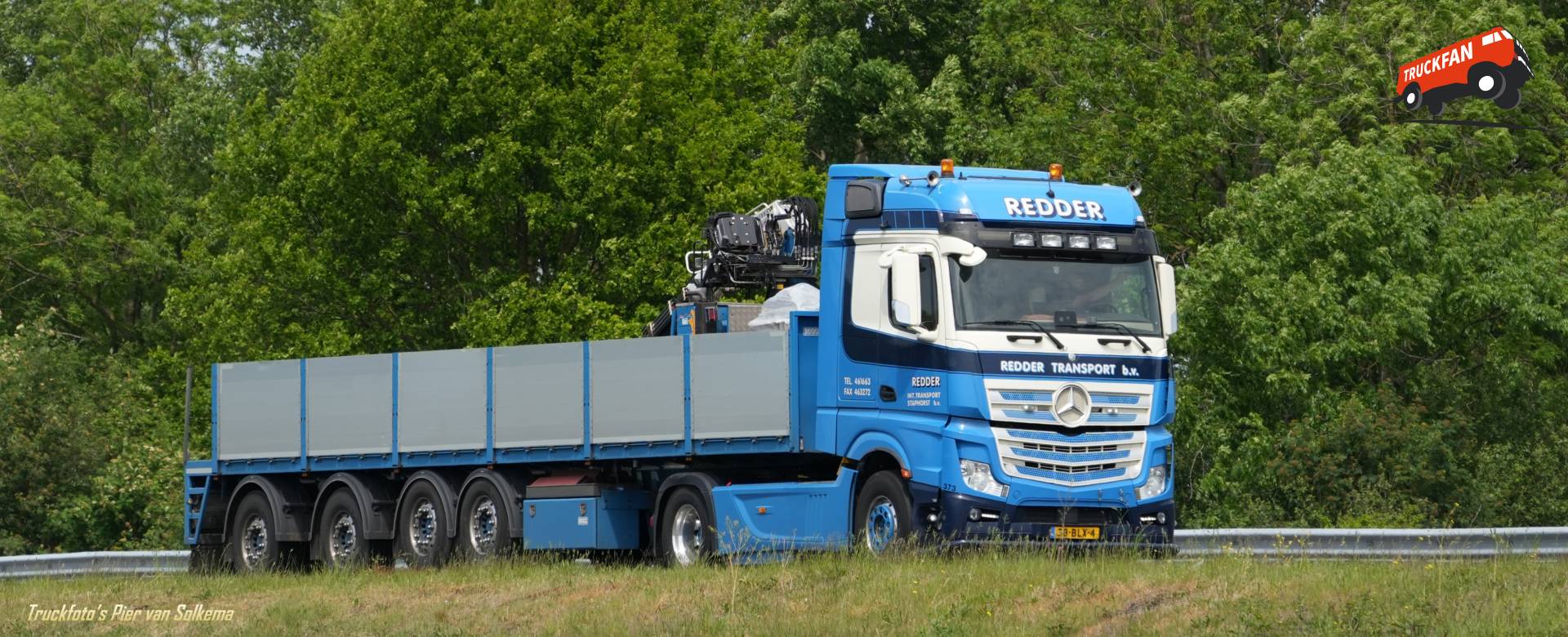 Mercedes Benz vrachtwagen bij A7 Sneek