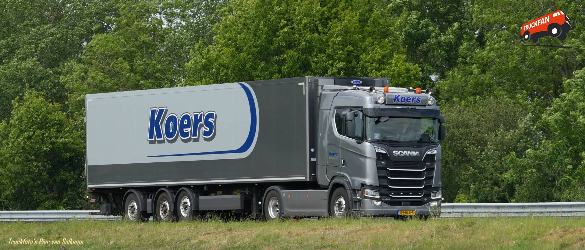 Scania S520 refrigerated transport on A7 near Sneek