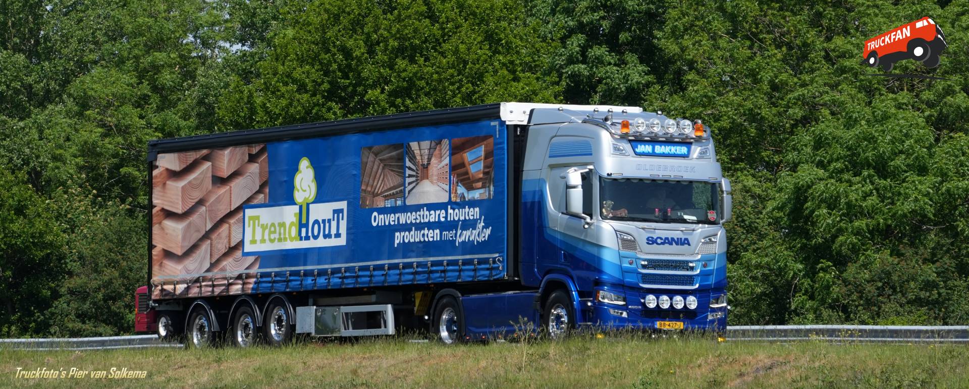 Scania 460R vrachtwagen bij A7 Sneek