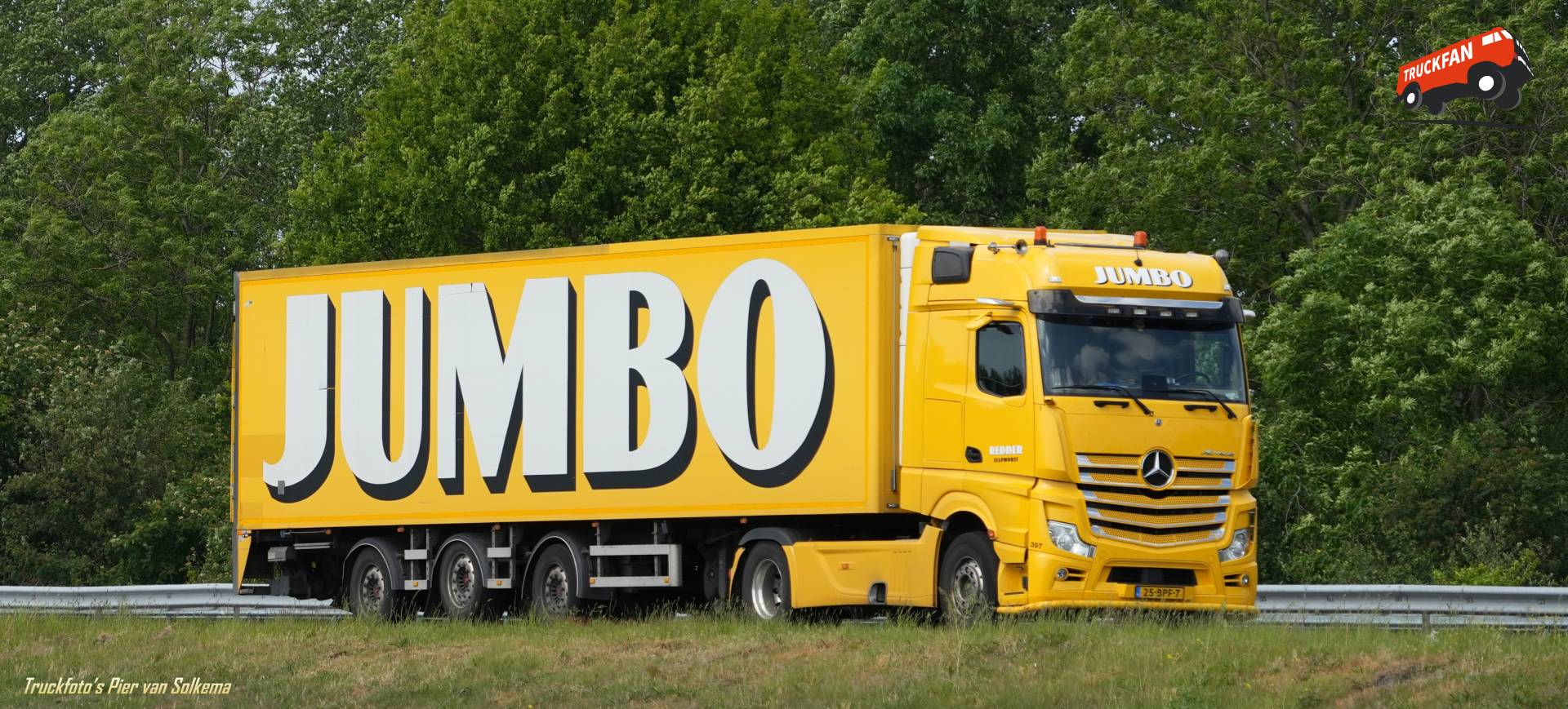 Mercedes Benz refrigerated transport on A7 Sneek