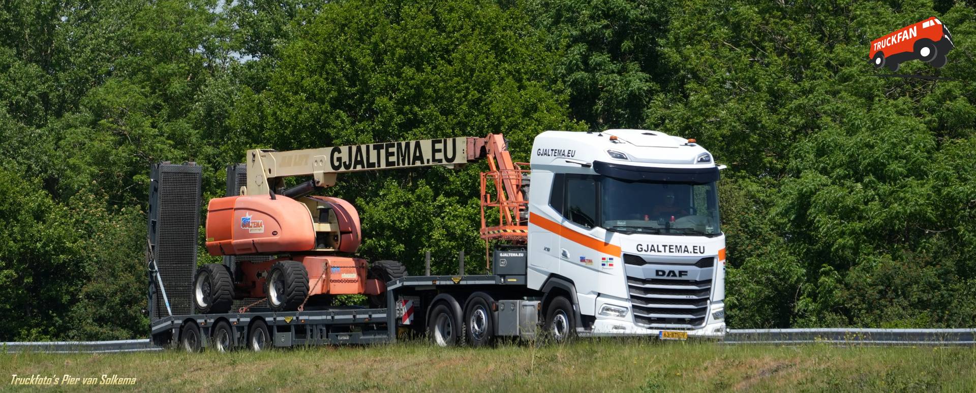 DAF XF truck bij A7 Sneek