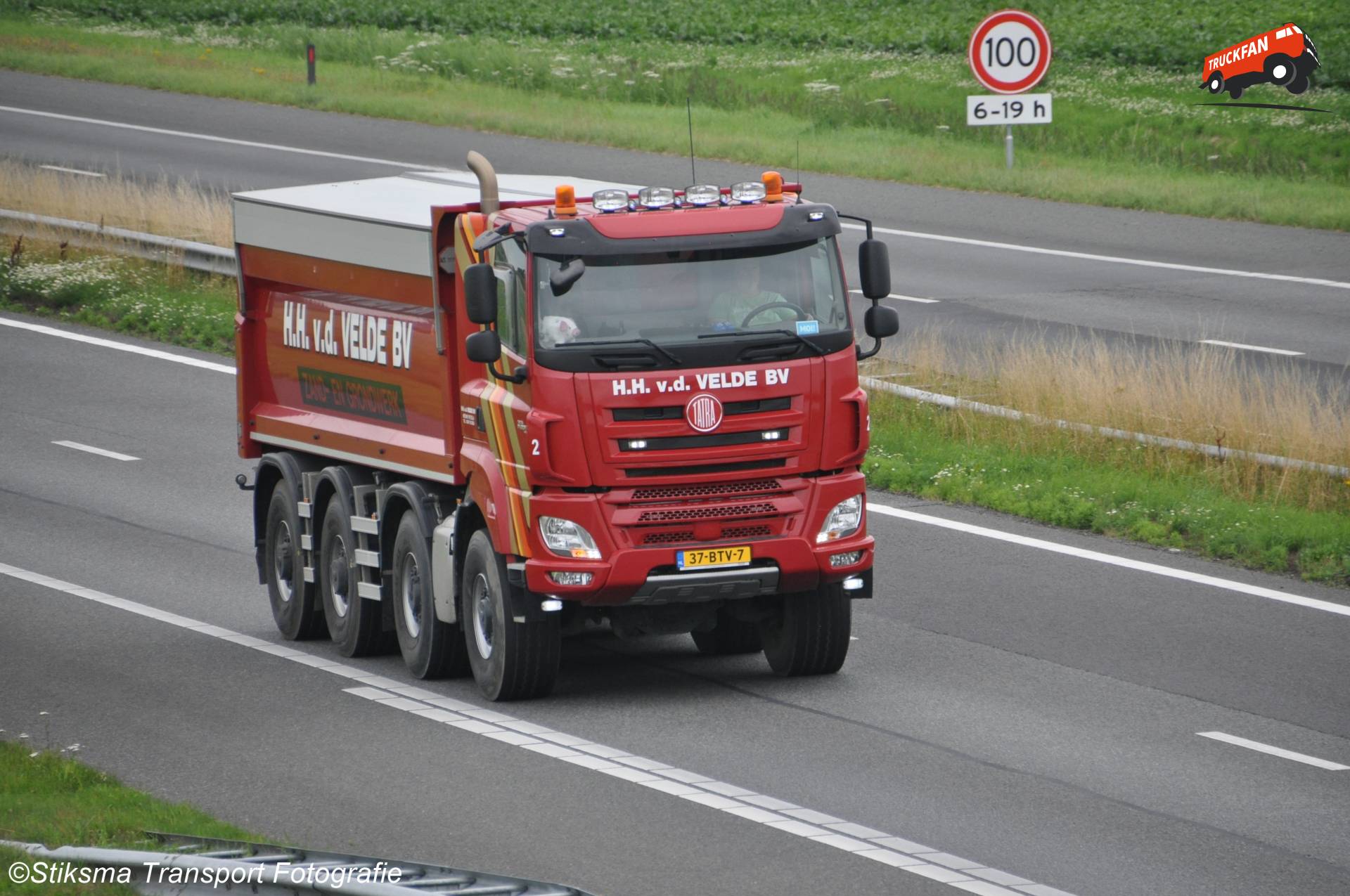 Vrachtwagen Tatra 8P6R43 van H.H. v.d. Velde BV