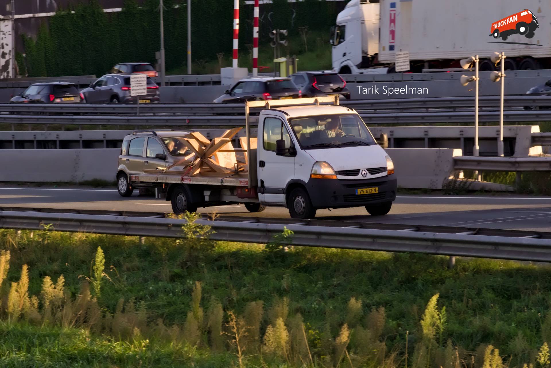 Renault Master met kenteken VV-613-N