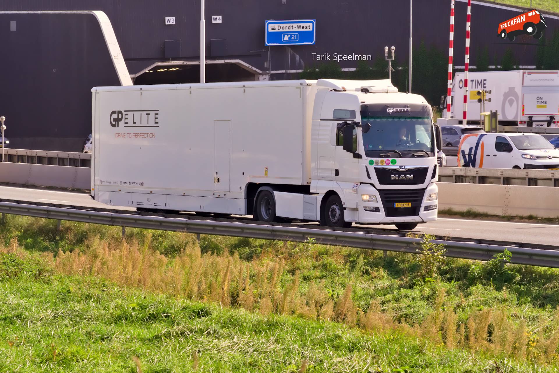MAN TGX 2nd Gen racewagen transport op A16