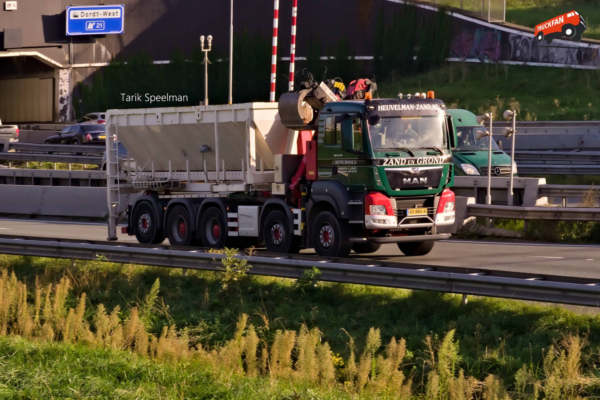 MAN TGS 2nd Gen vrachtwagen op A16
