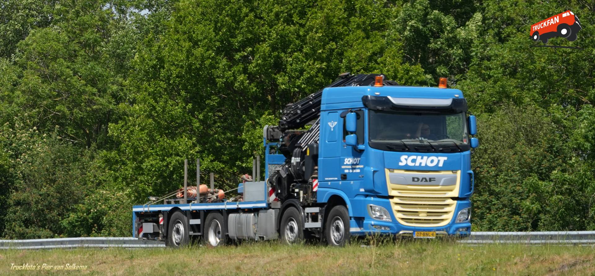 DAF XF mobiele kraan bij A7 Sneek