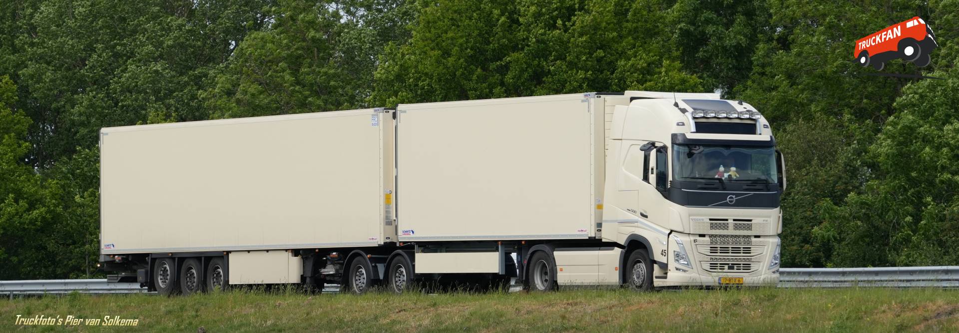 Volvo FH5 koeltransport op A7 Sneek
