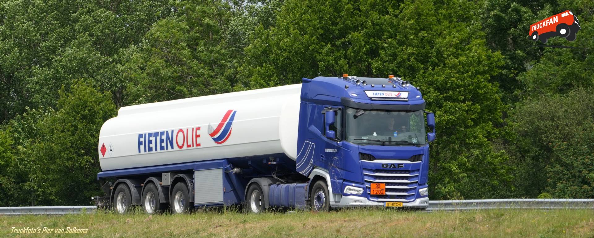 DAF XF tanktransport op A7 bij Sneek