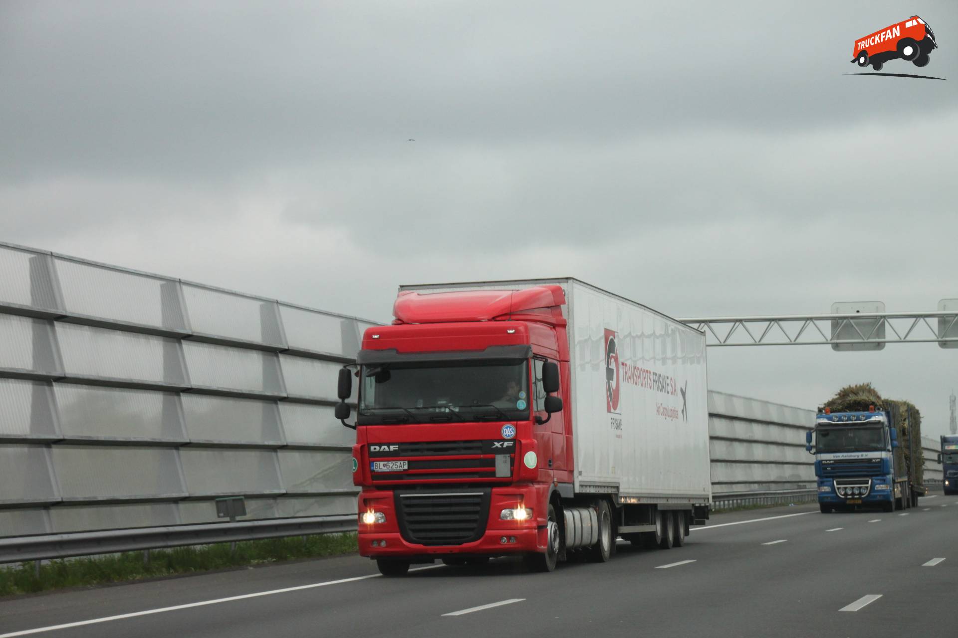 DAF XF105 vrachtwagen van Transport Frisaye