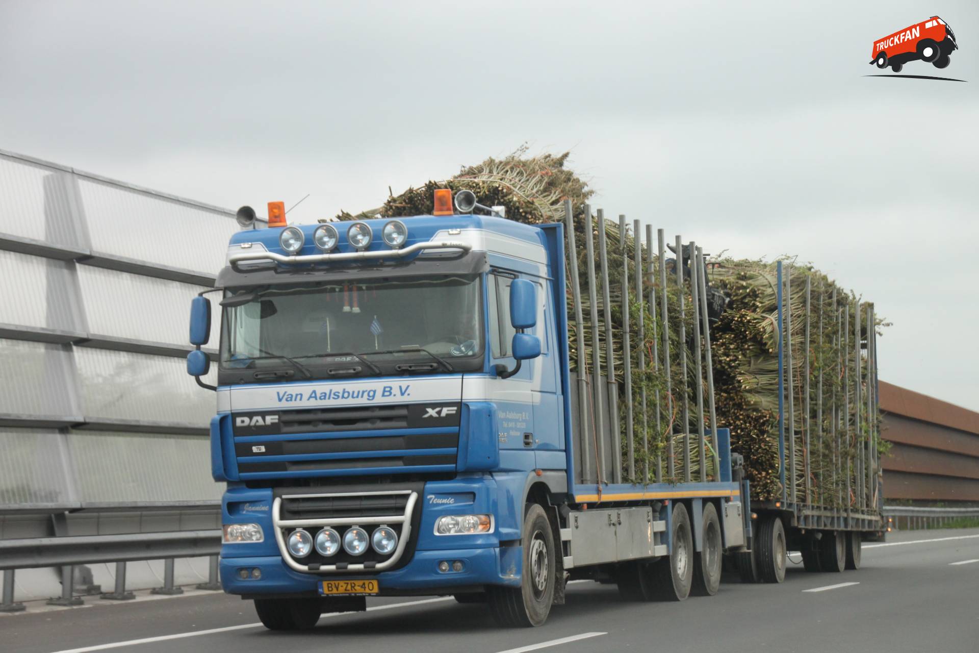 DAF XF105 vrachtwagen van v Aalsburg