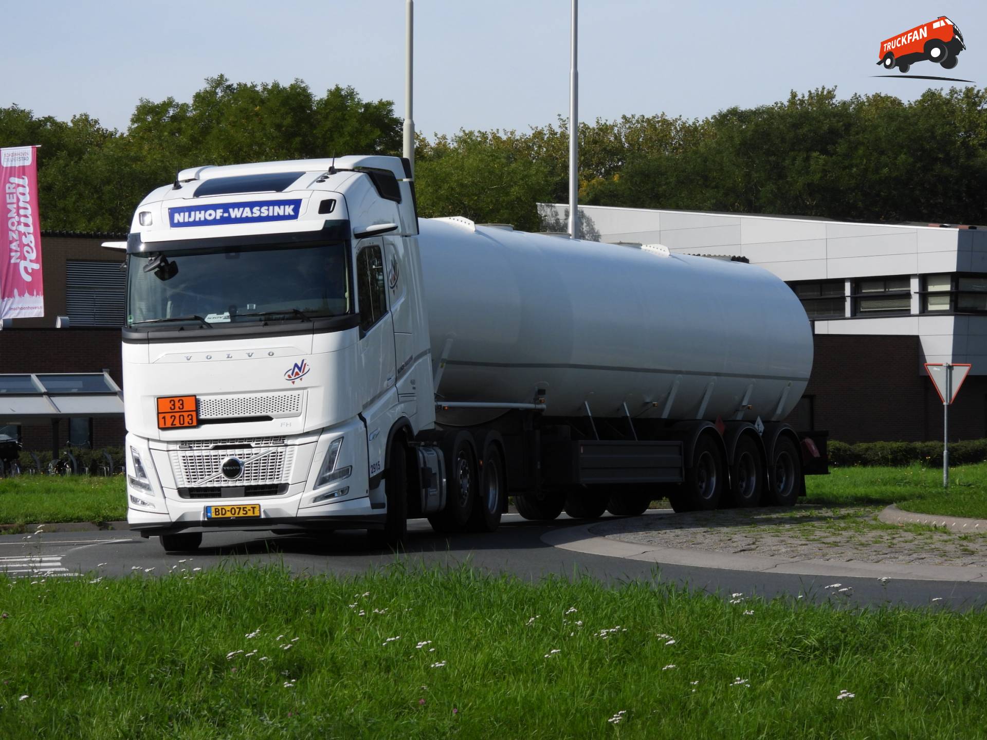 Volvo FH13 460 6x2 van 2026.