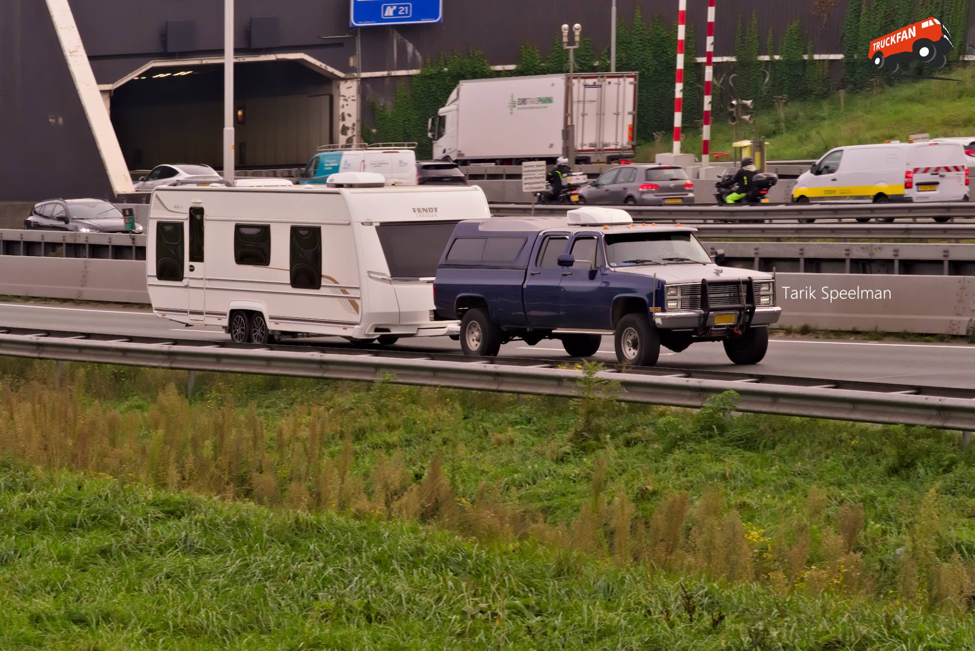Chevrolet C30 en Fendt Caravan op A16