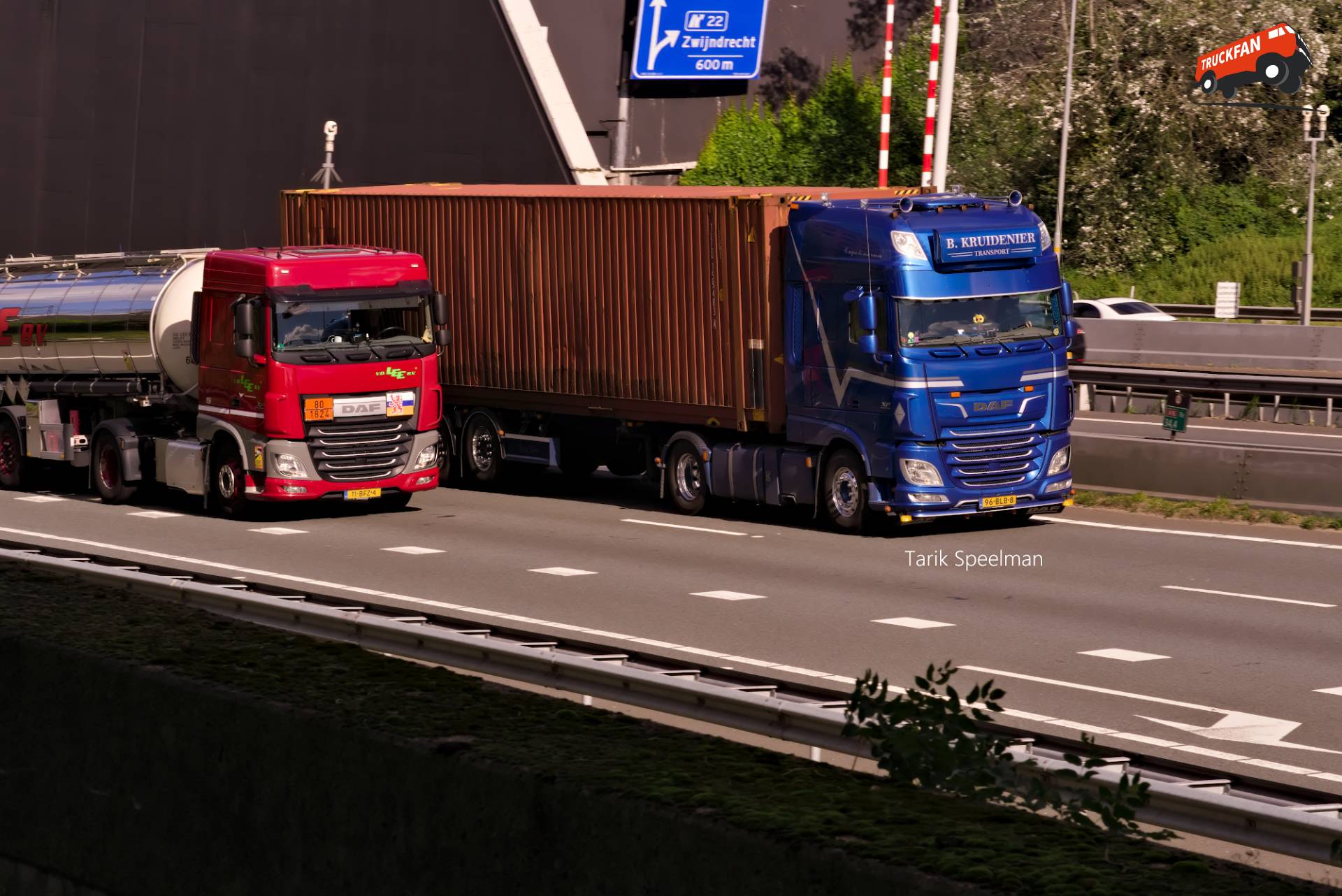 Twee DAF XFs Euro 6, Van der Lee en B. Kruidenier
