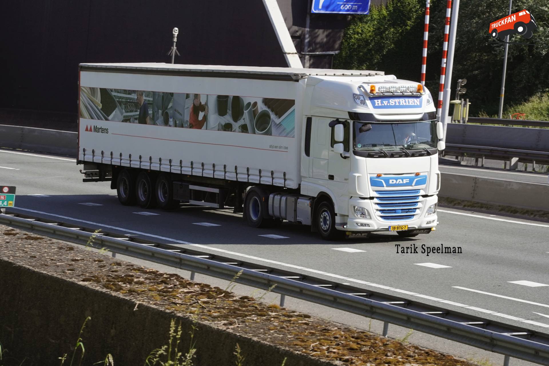 DAF XF Euro 6 vrachtwagen 18-BTG-17 op A16
