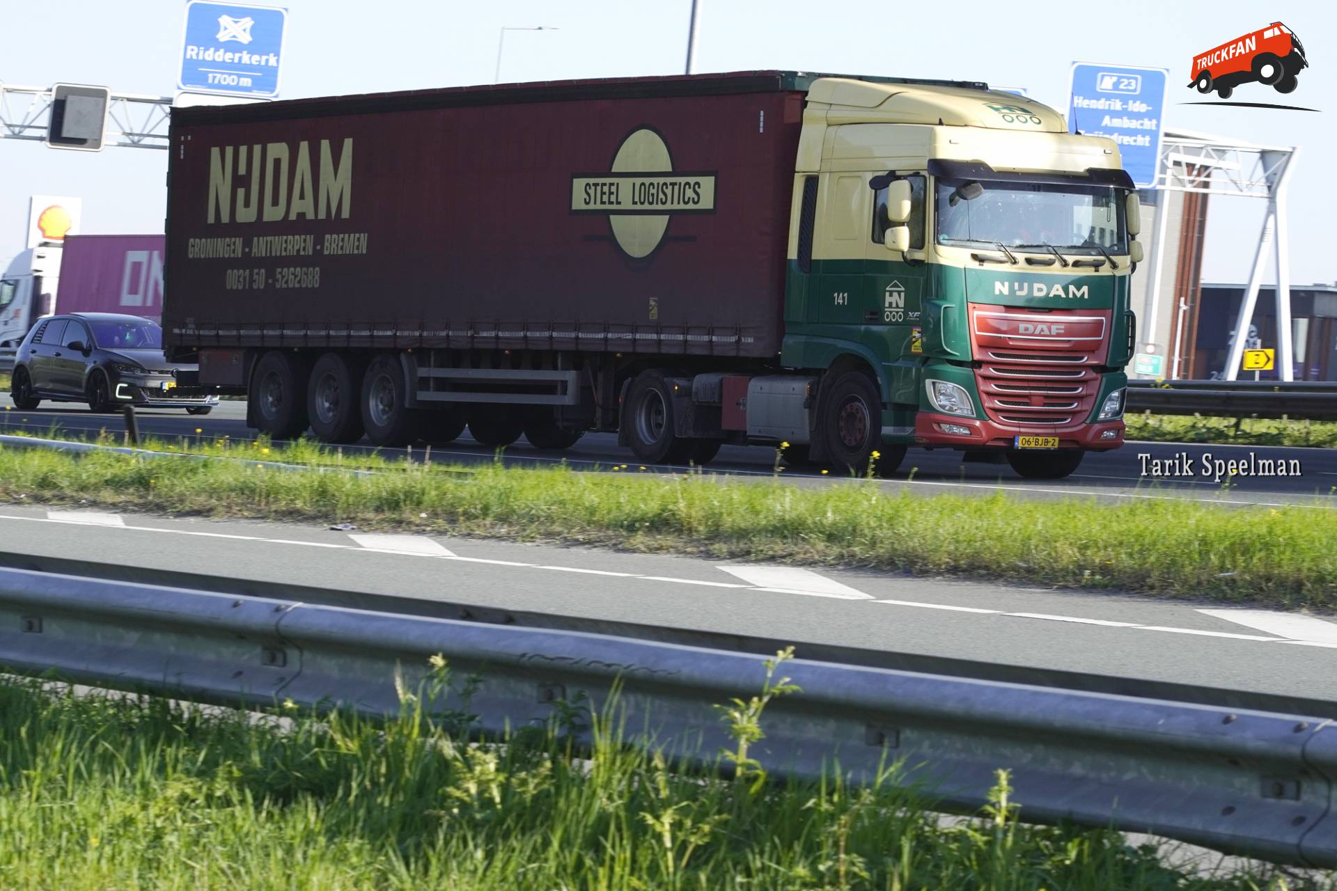 141, DAF XF Euro 6 vrachtwagen op A16