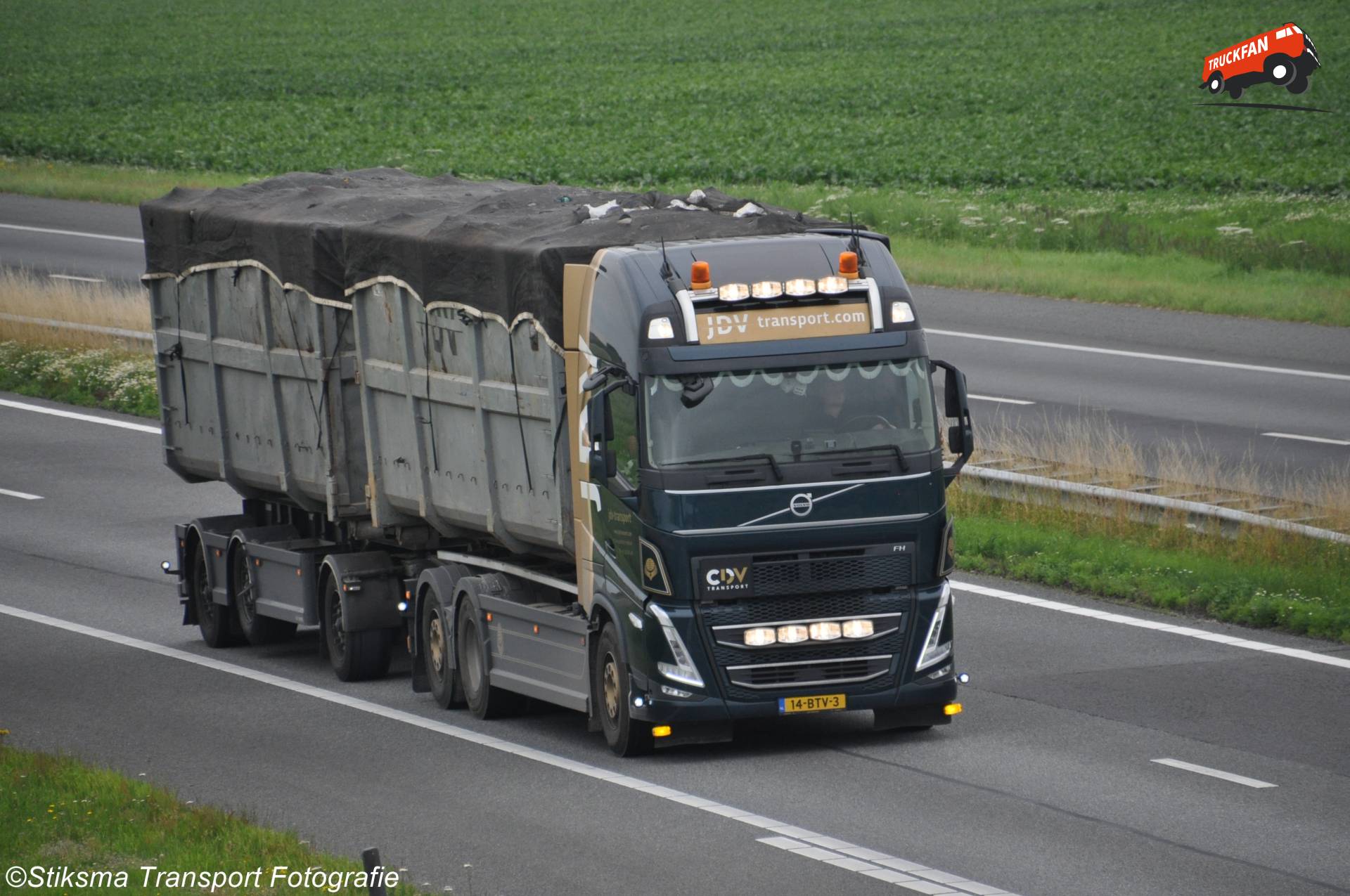 Volvo FH vrachtwagen van JDV met afzetcontainers