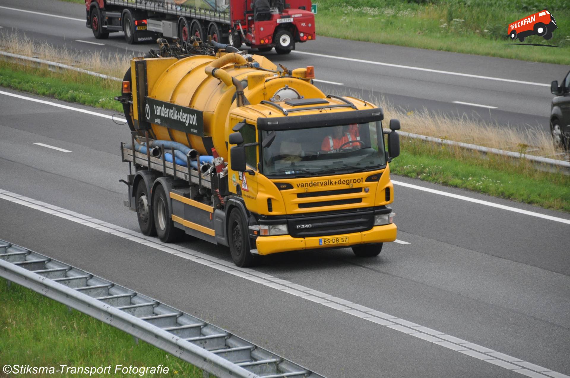 Scania P340 tankauto van Van Der Valk + De Groot