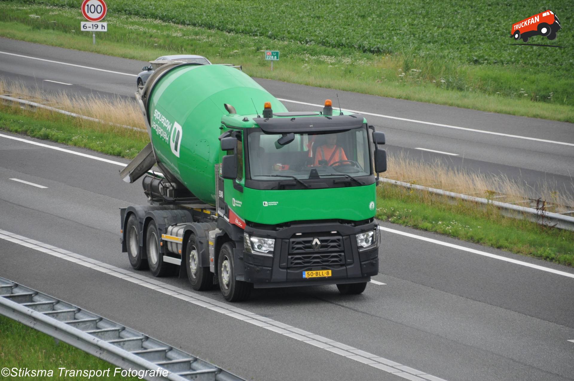 Renault T-serie betonmixer van Heidelberg beton