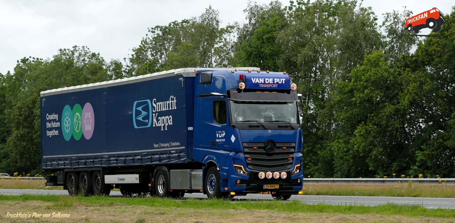 Mercedes Benz huiftransport op A7 bij Drachten