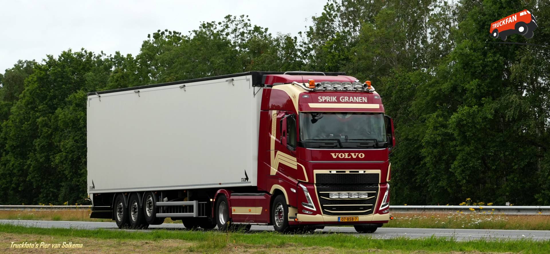 Volvo FH5 vrachtwagen bij A7 Drachten