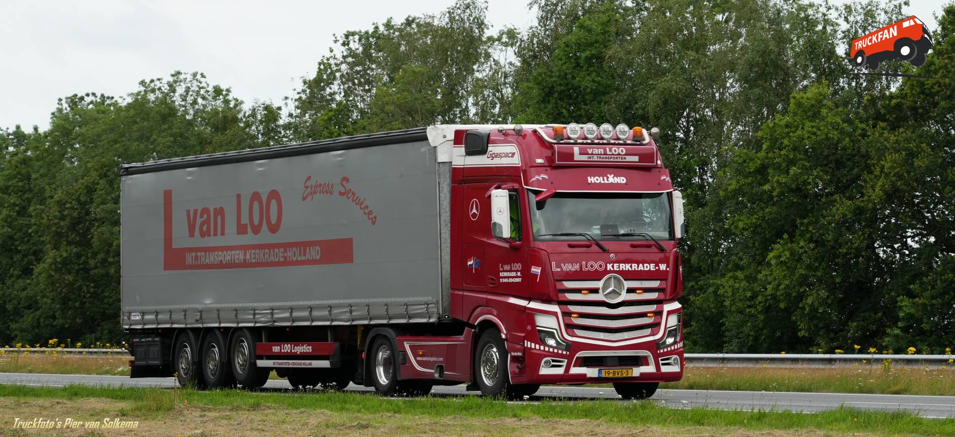 Mercedes Benz huiftransport op A7 bij Drachten