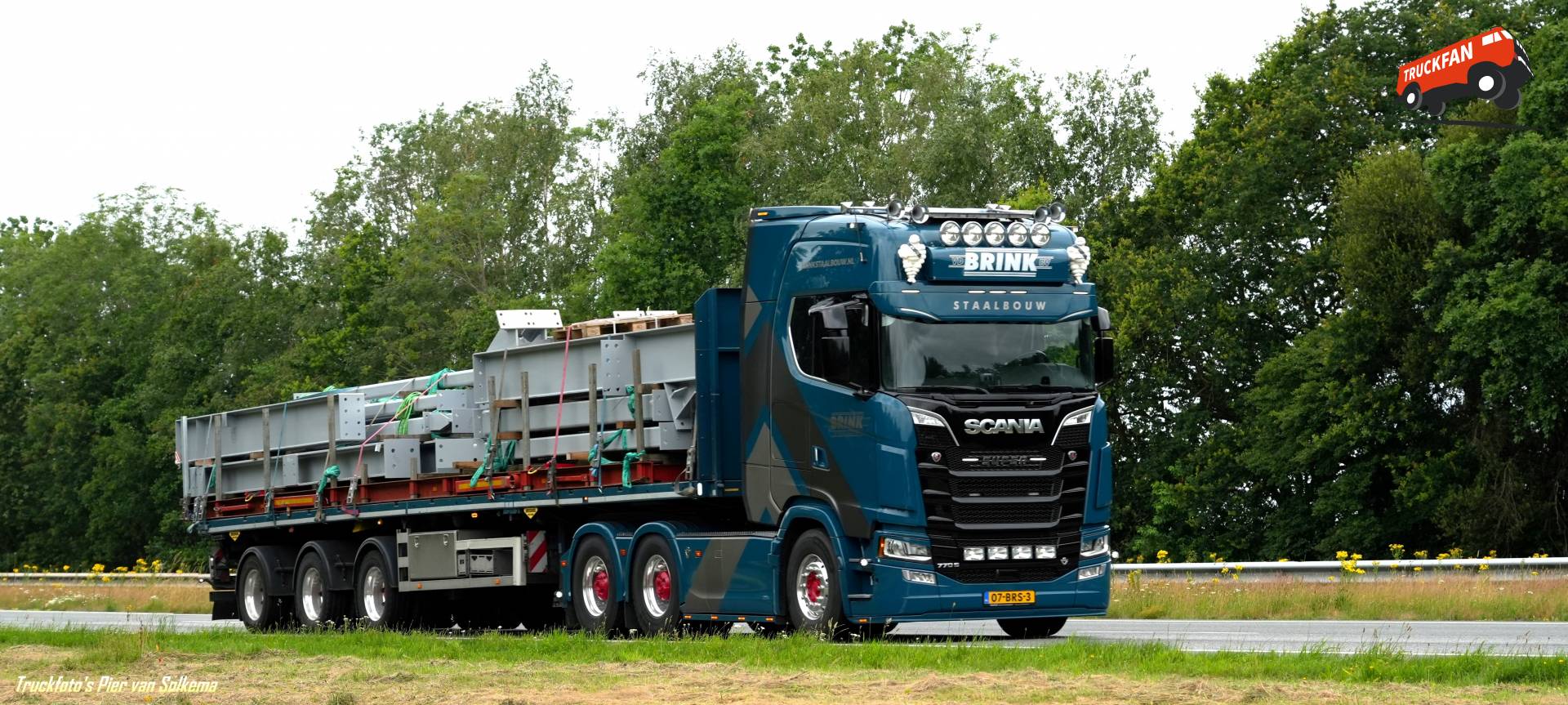 Scania 770S vrachtwagen bij A7 Drachten