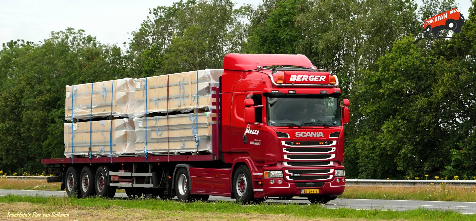 Scania R450 vrachtwagen op A7 Drachten