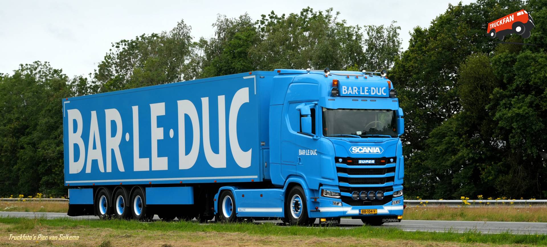 Scania 460S vrachtwagen met gesloten opbouw
