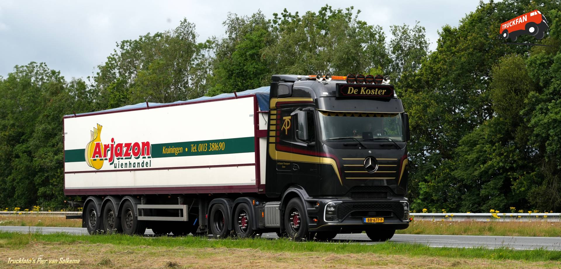 Mercedes Benz met open laadbak bij A7 Drachten