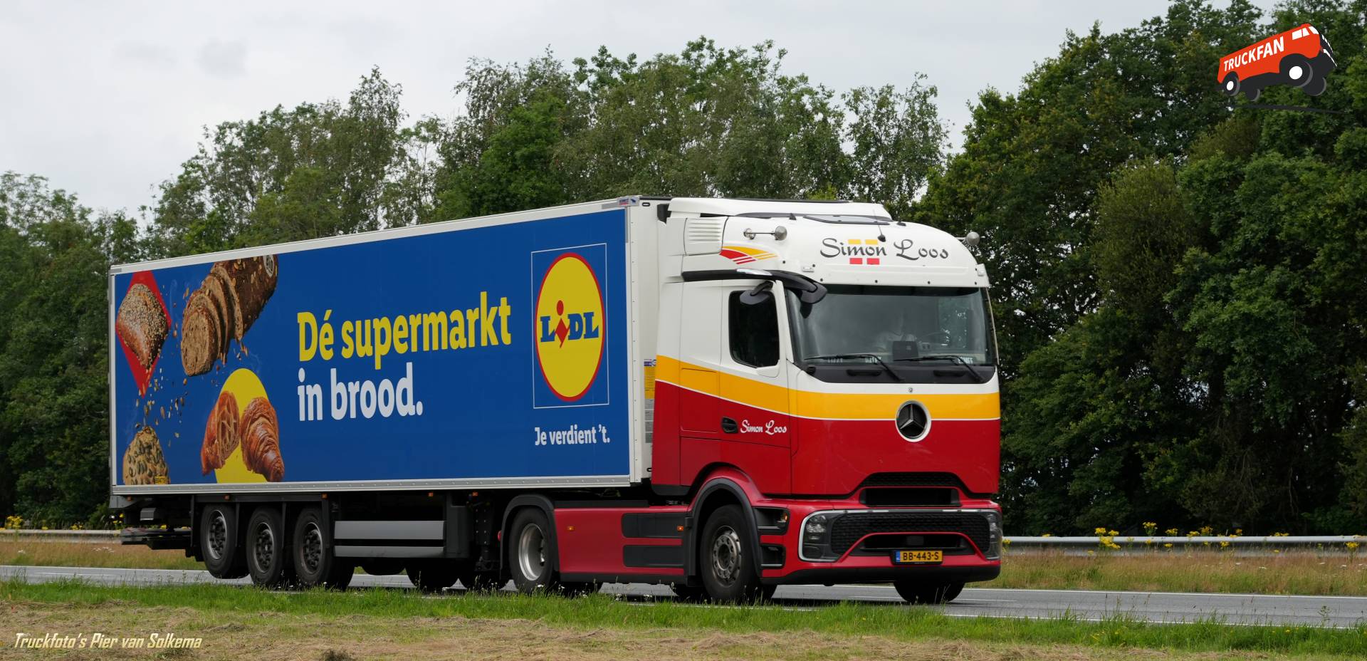 Mercedes Benz Actros koeltransport op A7 Drachten