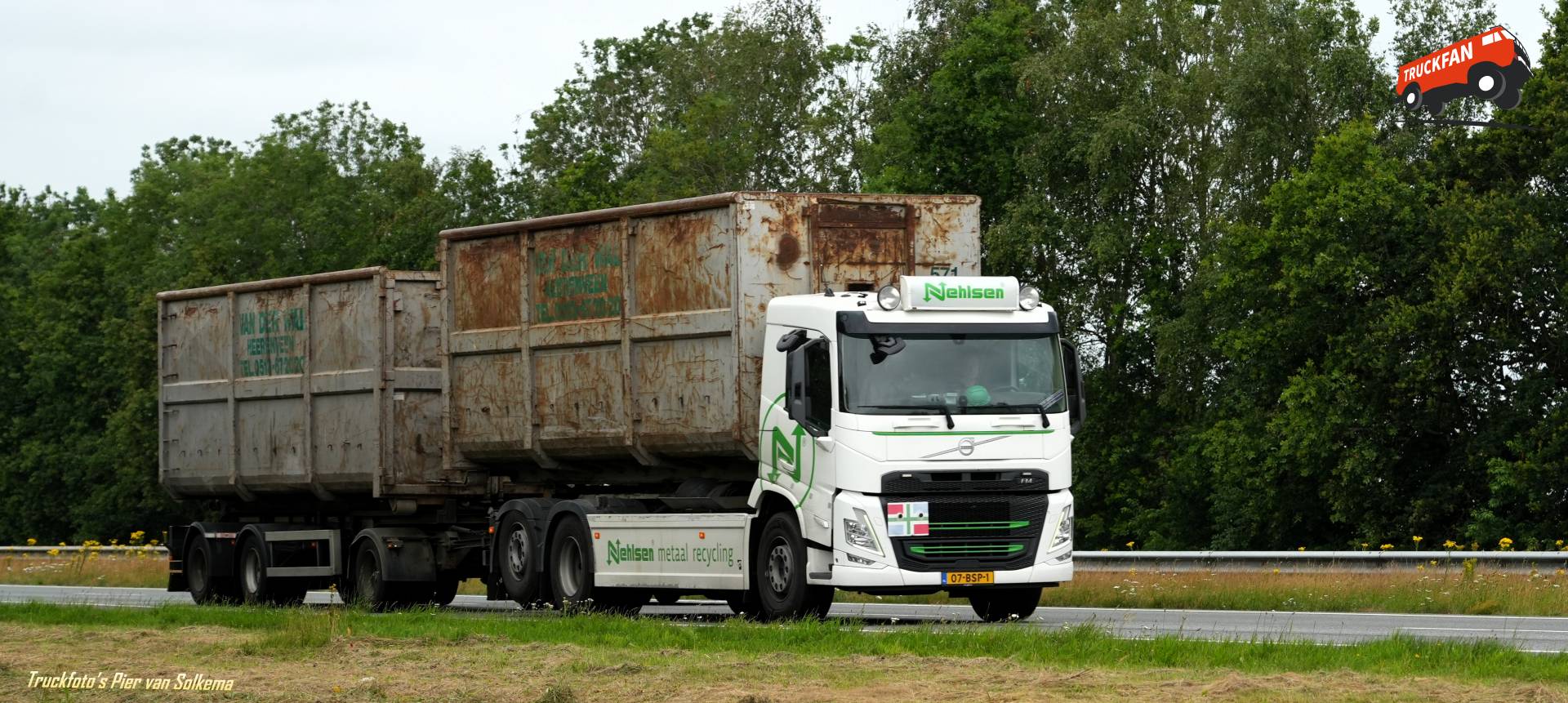 Volvo FM vrachtwagen bij A7 Drachten