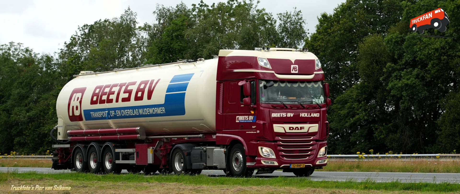 DAF XF Bulk Transport Truck on A7 Drachten